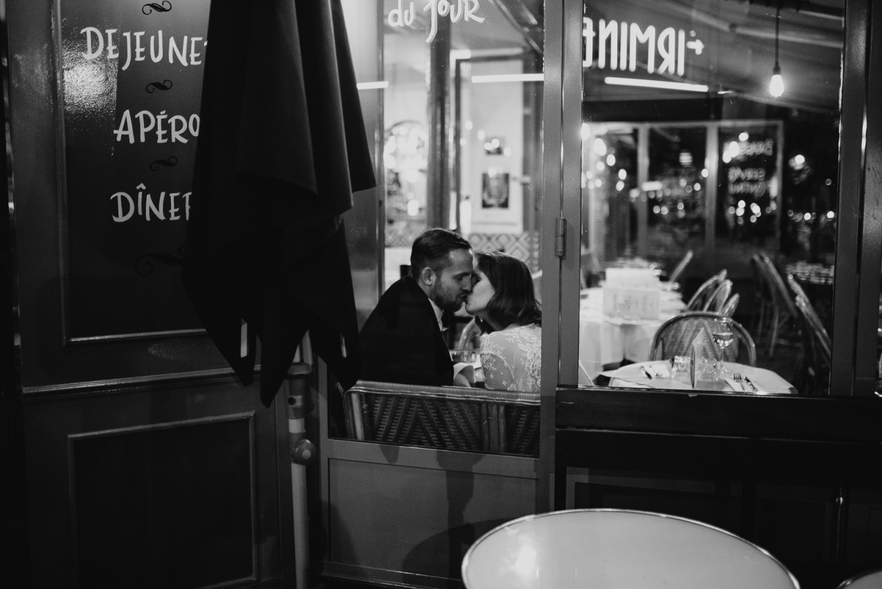 Romantische Kuss Fotografie eines Paares in einem Pariser Café bei Nacht