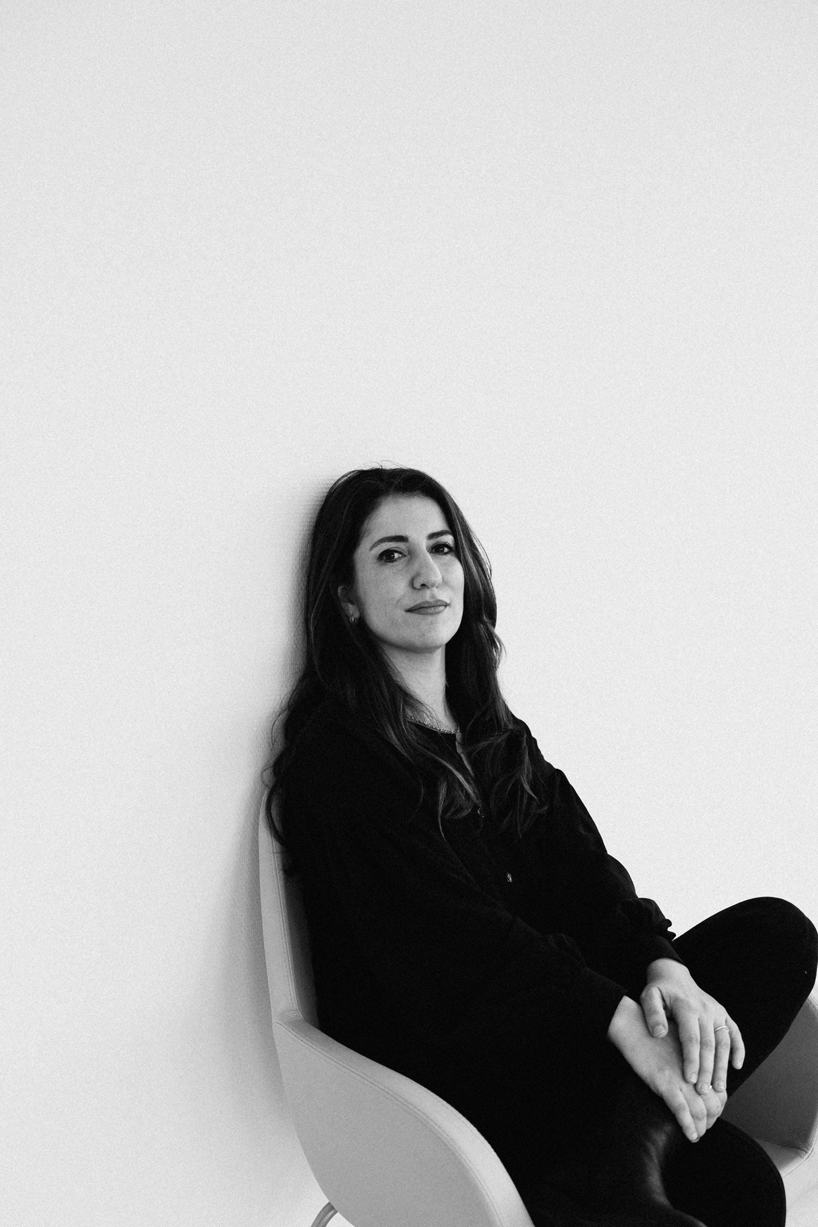 Kraftvolles Portrait, bei dem die Unternehmerin Özge Demirezen direkt in die Kamera schaut in schwarz-weiss.