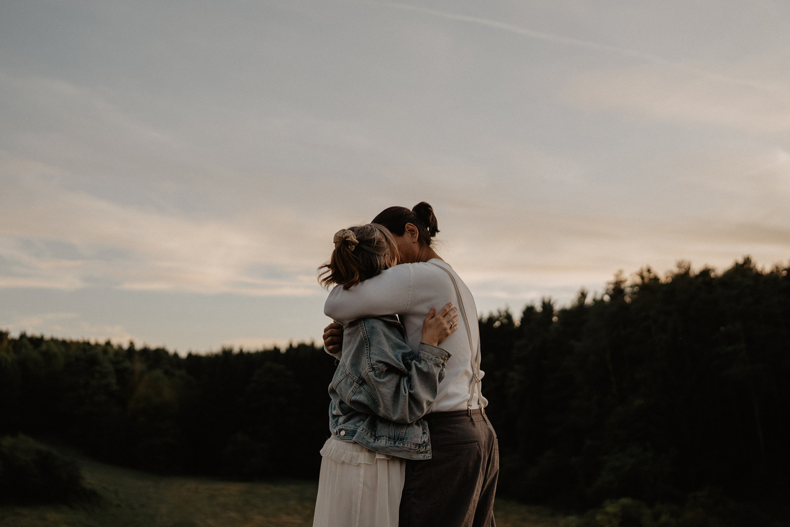 Paarfoto von Fotografin Carolina aus Fürth zusammen mit ihrem Freund in enger Umarmung