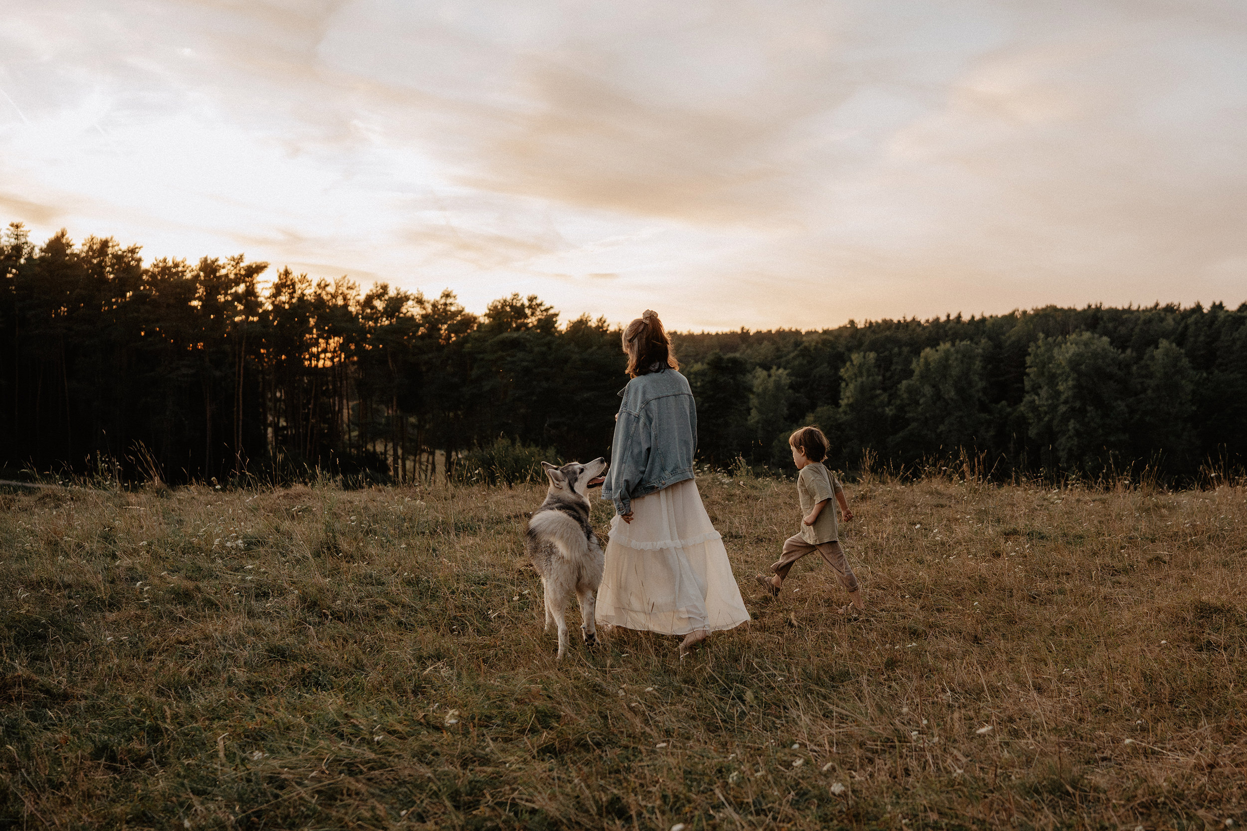 Emotionales Portrait von Fotografin Carolina aus Fürth und ihrem Sohn und Hund an einem Sommerabend