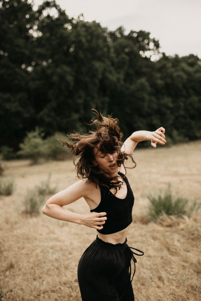 Kraftvolles Portrait einer Yogalehrerin beim Tanzen für das Shake the Dust Programm