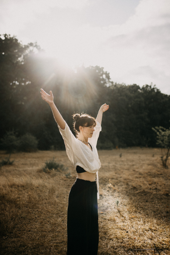 Stimmungsvolle Portrait einer Yogalehrerin in der Bewegung in der Abendsonne