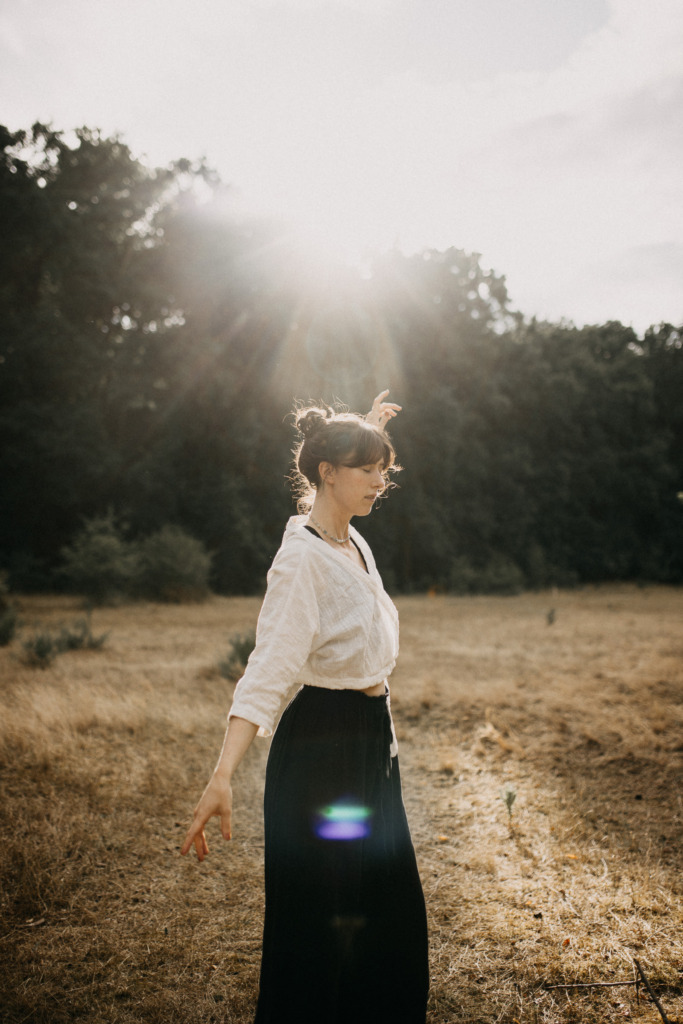 Stimmungsvolle Portrait einer Yogalehrerin in der Bewegung in der Abendsonne