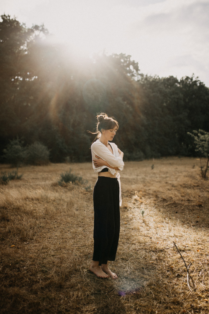Stimmungsvolle Portrait einer Yogalehrerin in der Bewegung in der Abendsonne