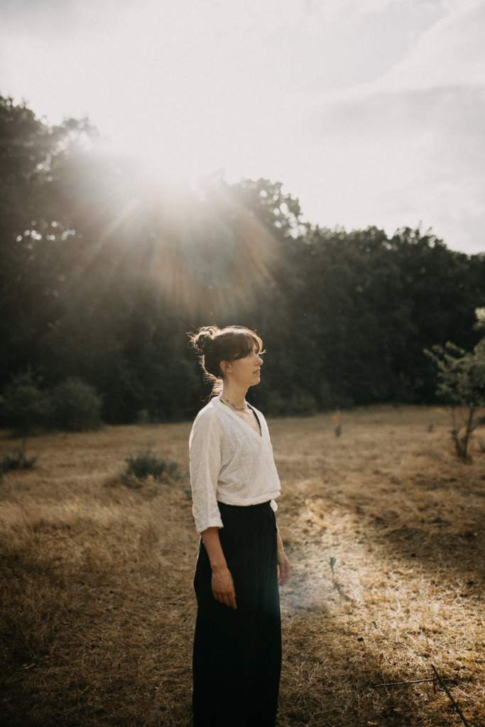 Stimmungsvolle Portrait einer Yogalehrerin in der Bewegung in der Abendsonne