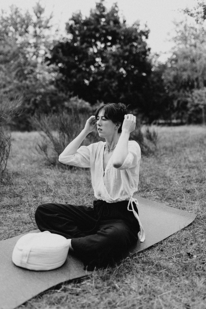 Ruhiges Portrait einer Yogalehrerin in einer Yin Yoga Haltung draußen in der Natur